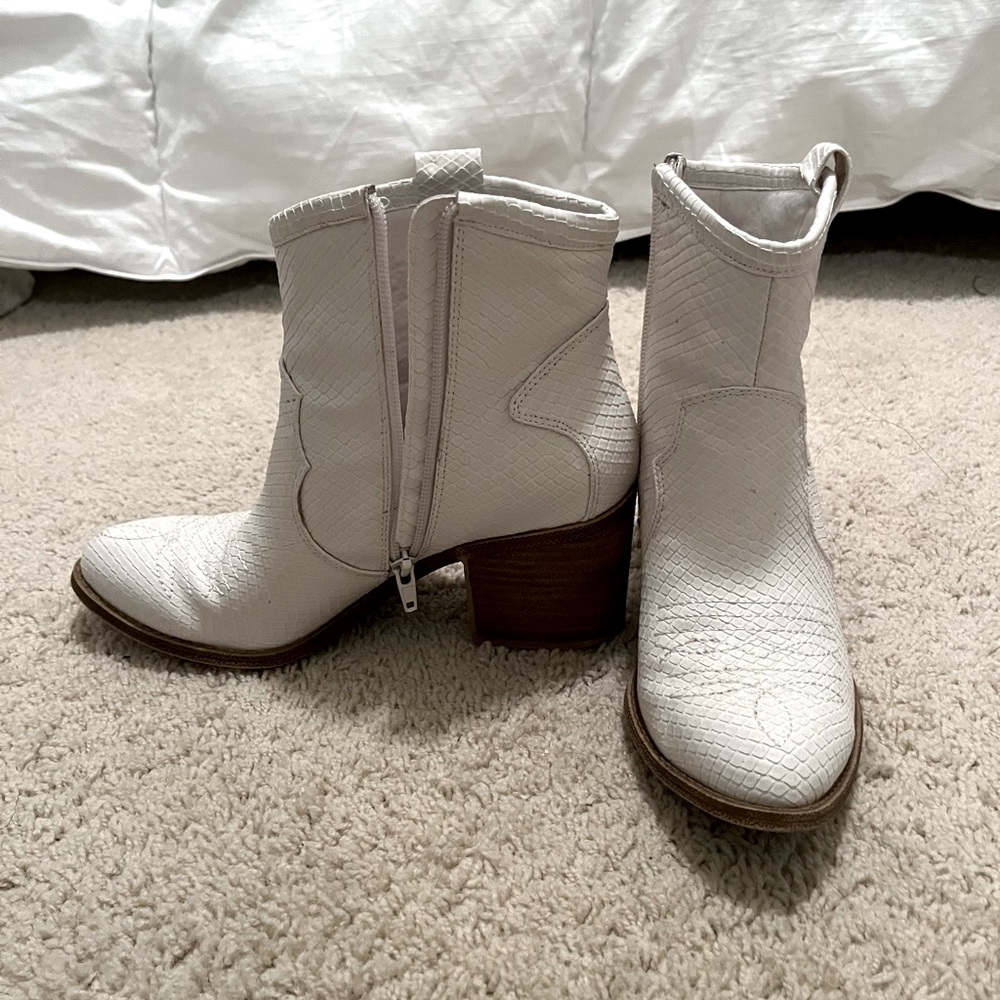 Short cowboy boot